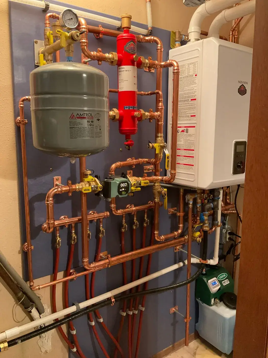 Wall-hung condensing boiler with new near-boiler piping