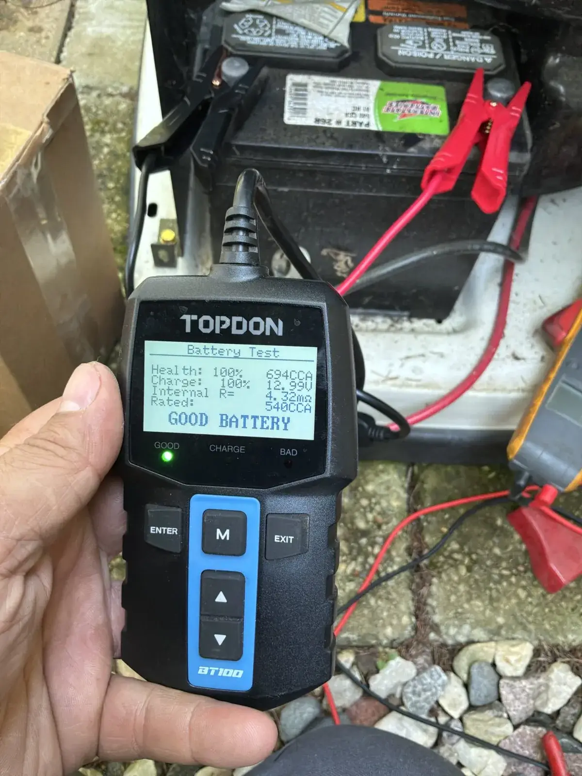 Battery test documented on the spot — health and cold-cranking amps